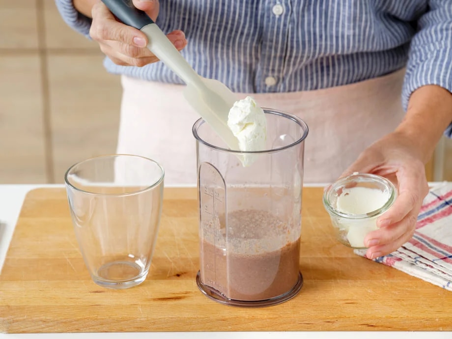 Batido de fresas con nata y chocolate