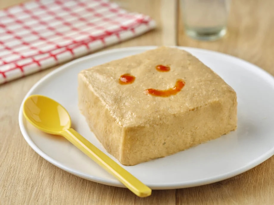 Pizza de atún con tomate