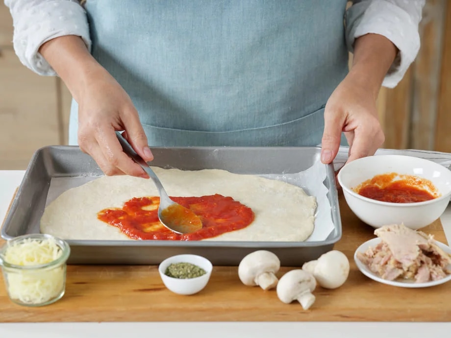 Pizza de atún con tomate