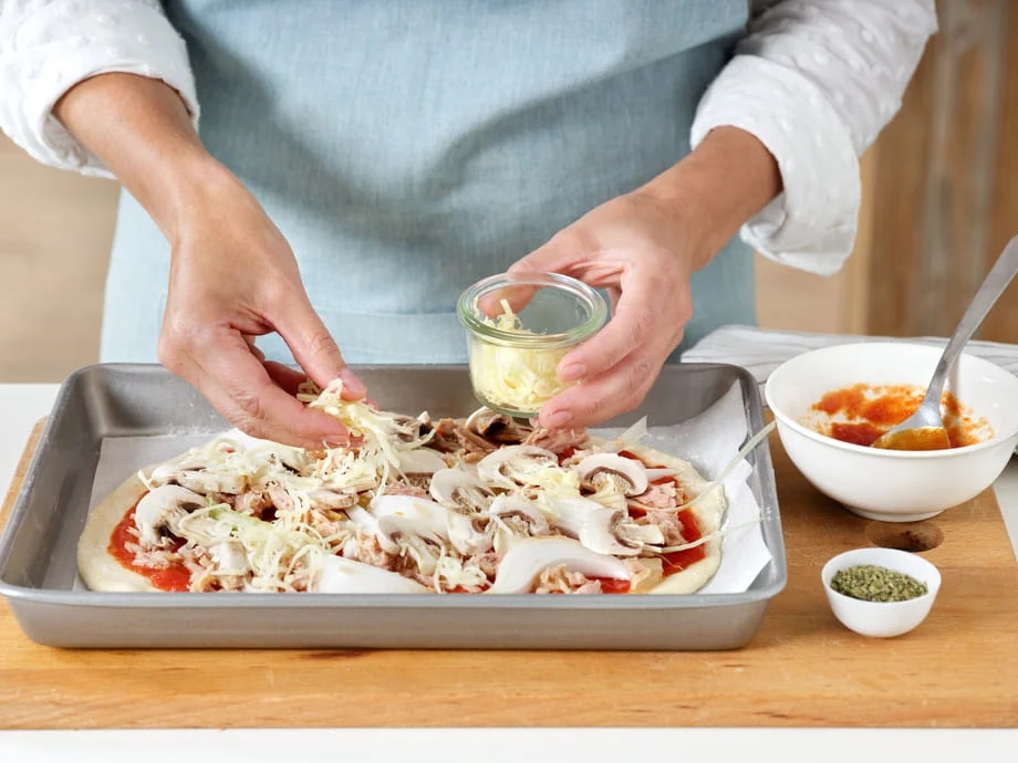 Pizza de atún con tomate